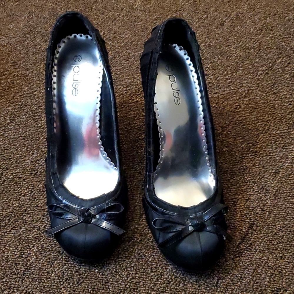 Pulse Size 7 & 1/2 low slip on heel black with bow tie on toe
